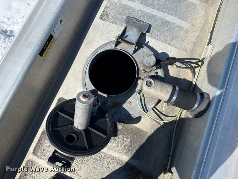 image for item ND9463 2009 Heil tank trailer