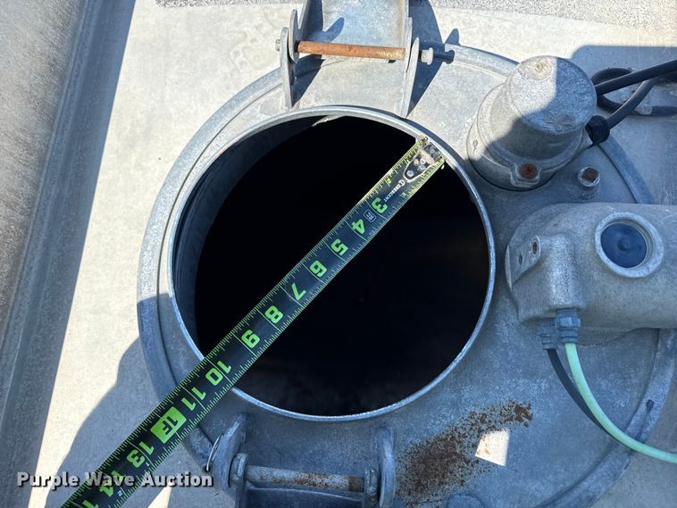 image for item ND9463 2009 Heil tank trailer