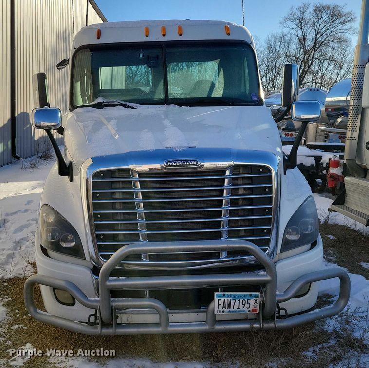 image for item NO9928 2015 Freightliner Cascadia semi truck