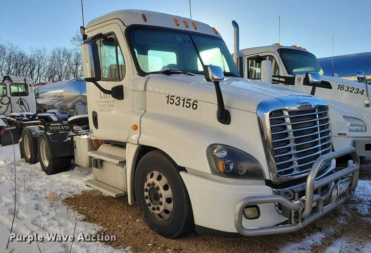 image for item NO9928 2015 Freightliner Cascadia semi truck