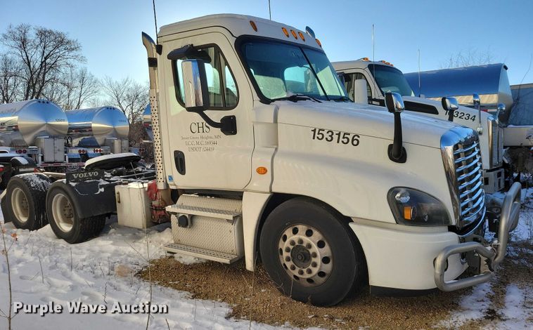 image for item NO9928 2015 Freightliner Cascadia semi truck