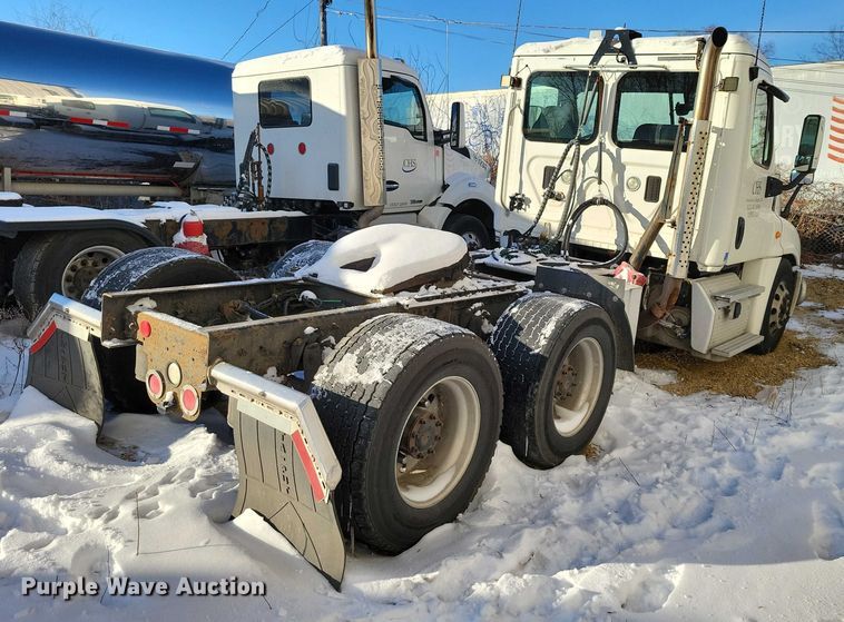 image for item NO9928 2015 Freightliner Cascadia semi truck