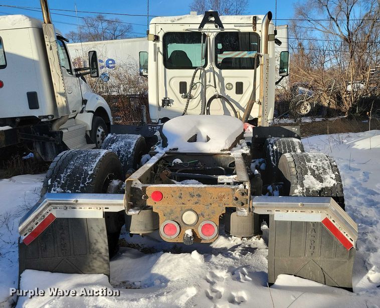 image for item NO9928 2015 Freightliner Cascadia semi truck