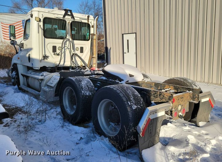 image for item NO9928 2015 Freightliner Cascadia semi truck