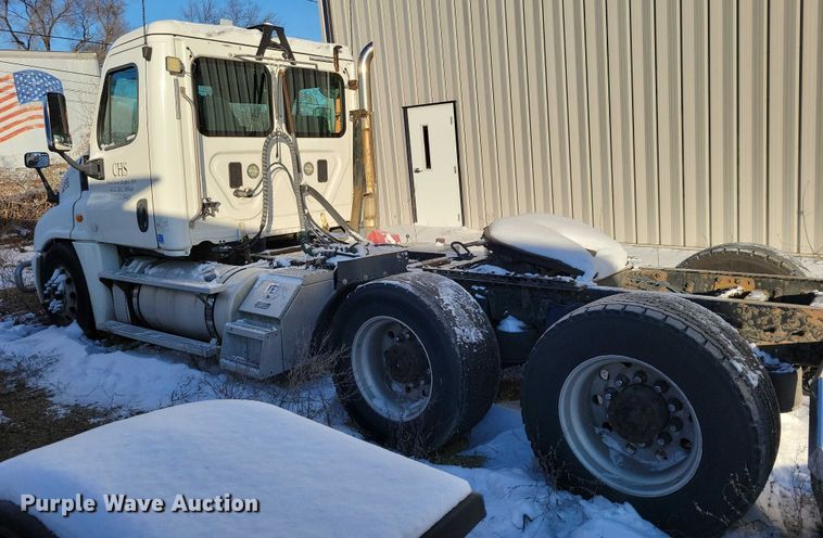 image for item NO9928 2015 Freightliner Cascadia semi truck