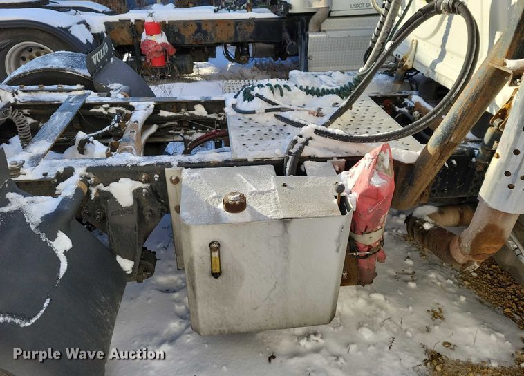 image for item NO9928 2015 Freightliner Cascadia semi truck