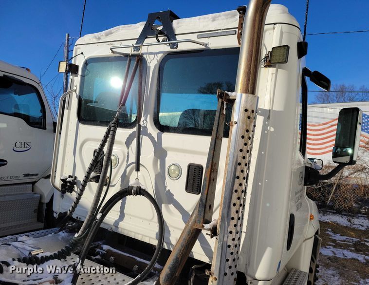 image for item NO9928 2015 Freightliner Cascadia semi truck