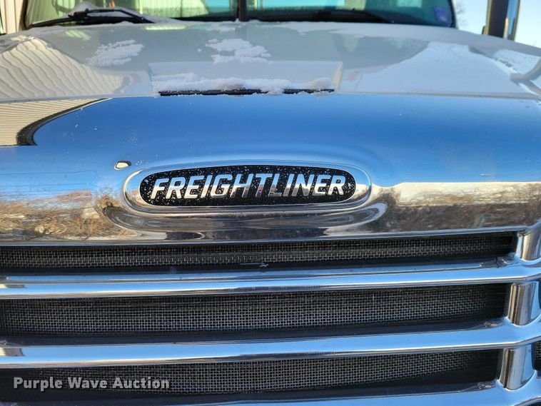image for item NO9928 2015 Freightliner Cascadia semi truck
