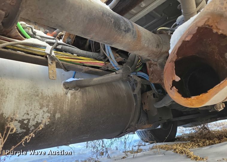 image for item NO9928 2015 Freightliner Cascadia semi truck