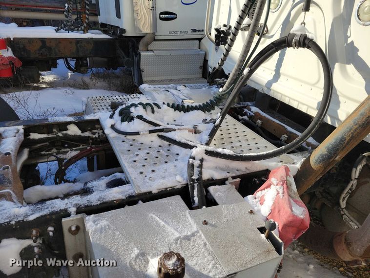 image for item NO9928 2015 Freightliner Cascadia semi truck