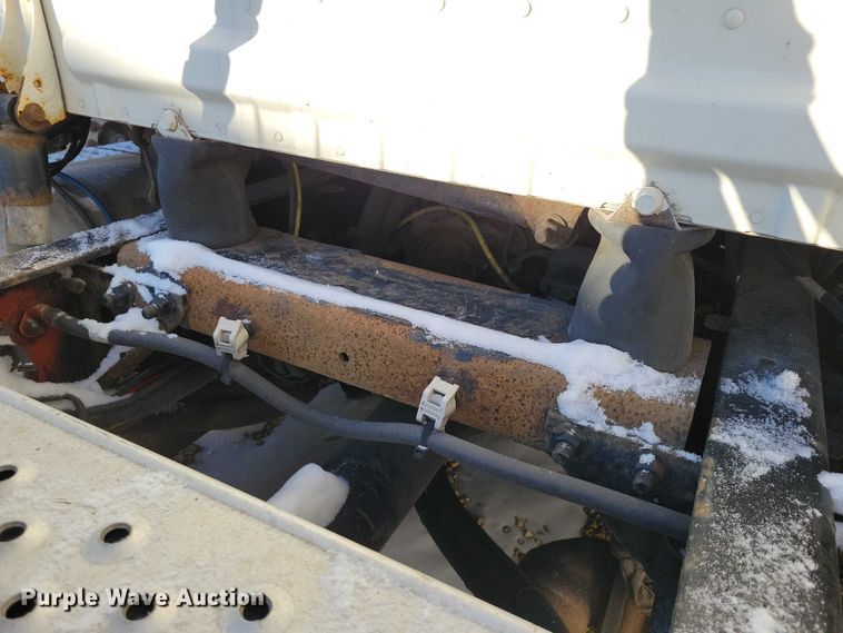 image for item NO9928 2015 Freightliner Cascadia semi truck