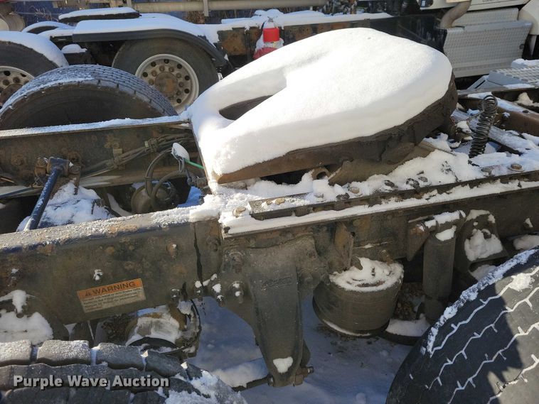 image for item NO9928 2015 Freightliner Cascadia semi truck