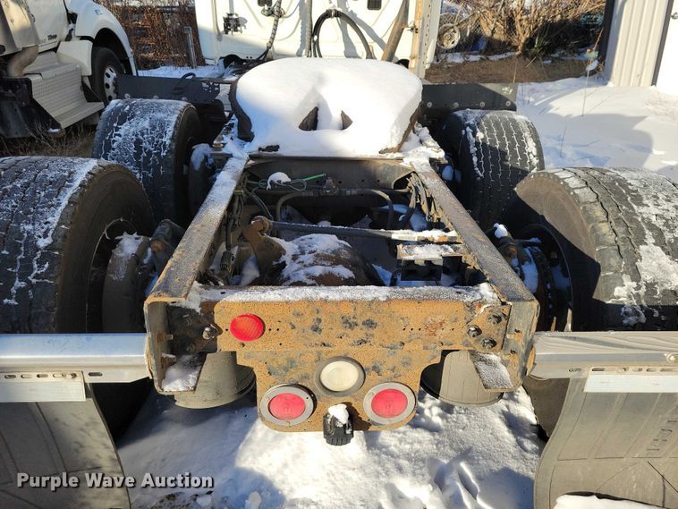 image for item NO9928 2015 Freightliner Cascadia semi truck