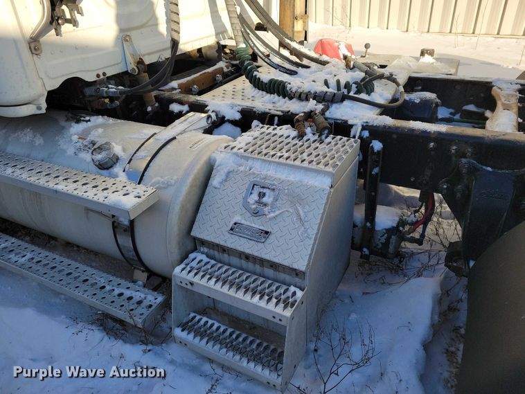 image for item NO9928 2015 Freightliner Cascadia semi truck