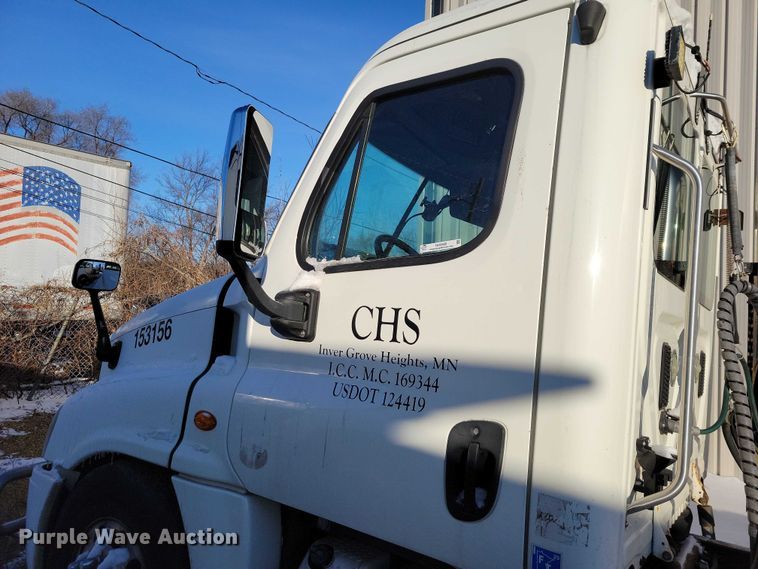 image for item NO9928 2015 Freightliner Cascadia semi truck