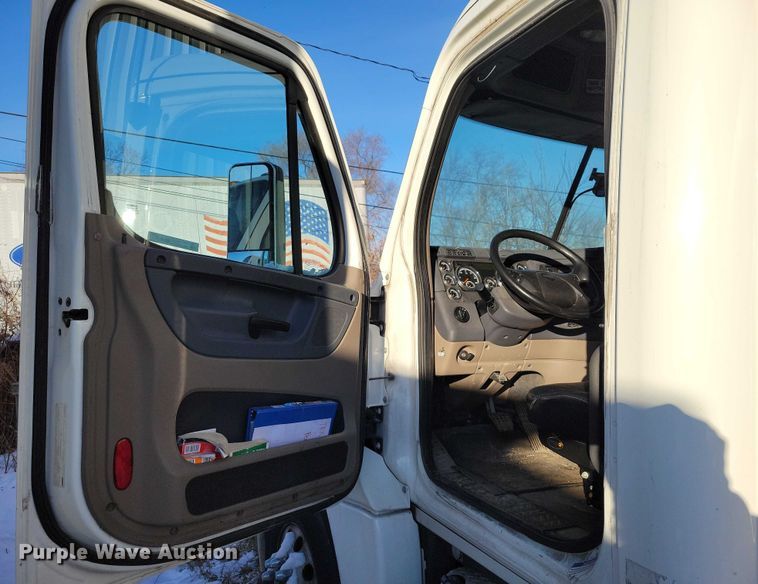 image for item NO9928 2015 Freightliner Cascadia semi truck