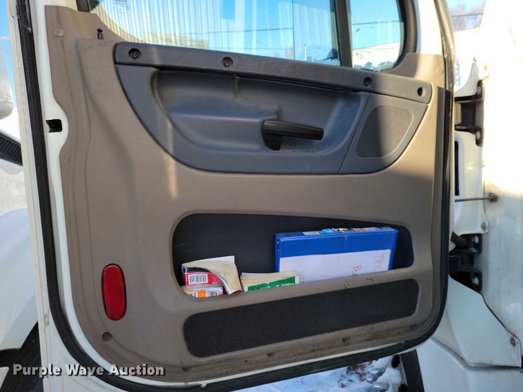 image for item NO9928 2015 Freightliner Cascadia semi truck