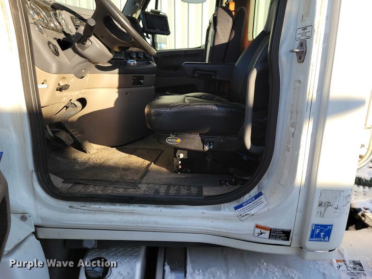 image for item NO9928 2015 Freightliner Cascadia semi truck