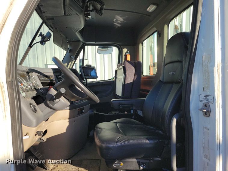 image for item NO9928 2015 Freightliner Cascadia semi truck