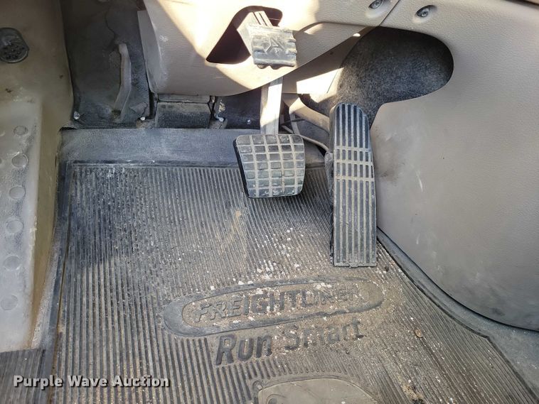 image for item NO9928 2015 Freightliner Cascadia semi truck