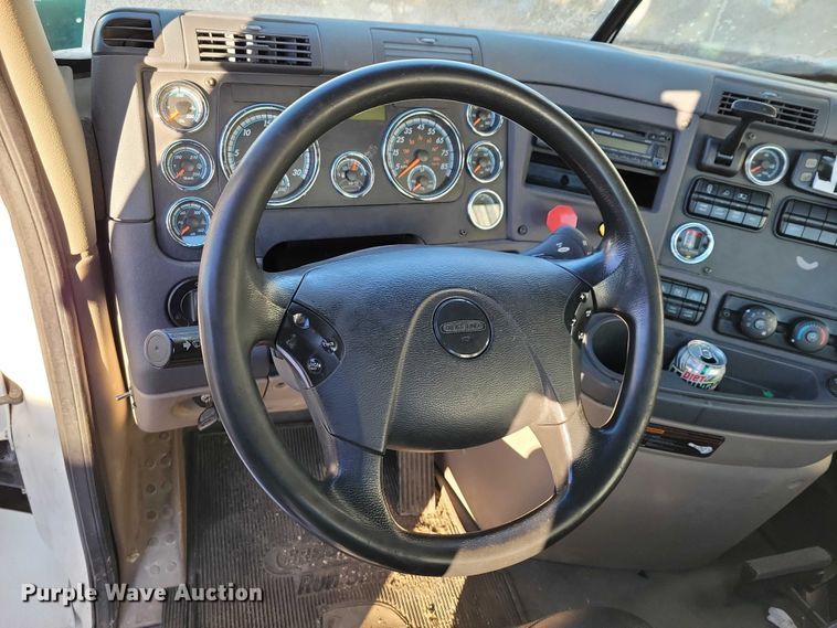 image for item NO9928 2015 Freightliner Cascadia semi truck