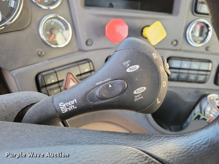 image for item NO9928 2015 Freightliner Cascadia semi truck