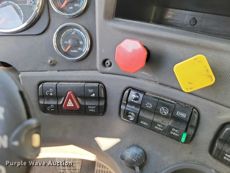 image for item NO9928 2015 Freightliner Cascadia semi truck