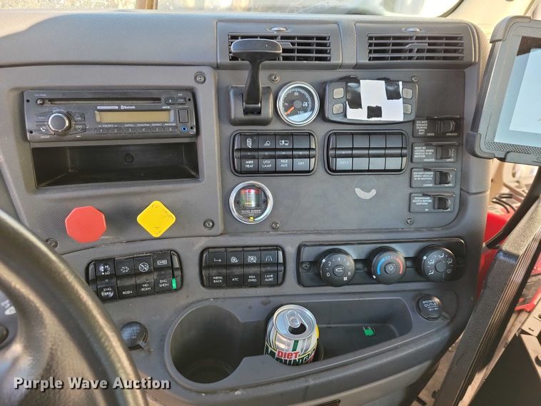 image for item NO9928 2015 Freightliner Cascadia semi truck