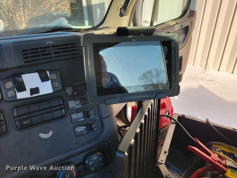 image for item NO9928 2015 Freightliner Cascadia semi truck