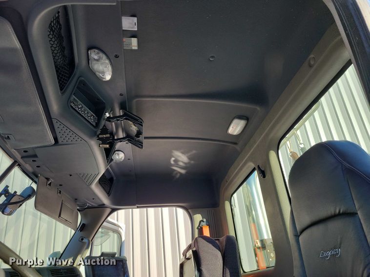 image for item NO9928 2015 Freightliner Cascadia semi truck