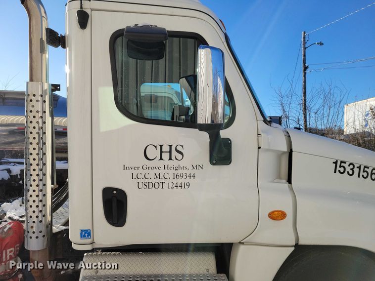 image for item NO9928 2015 Freightliner Cascadia semi truck