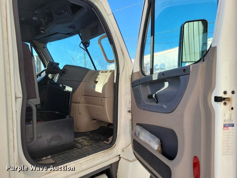 image for item NO9928 2015 Freightliner Cascadia semi truck