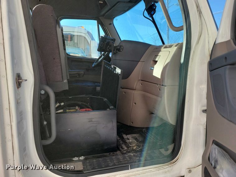 image for item NO9928 2015 Freightliner Cascadia semi truck