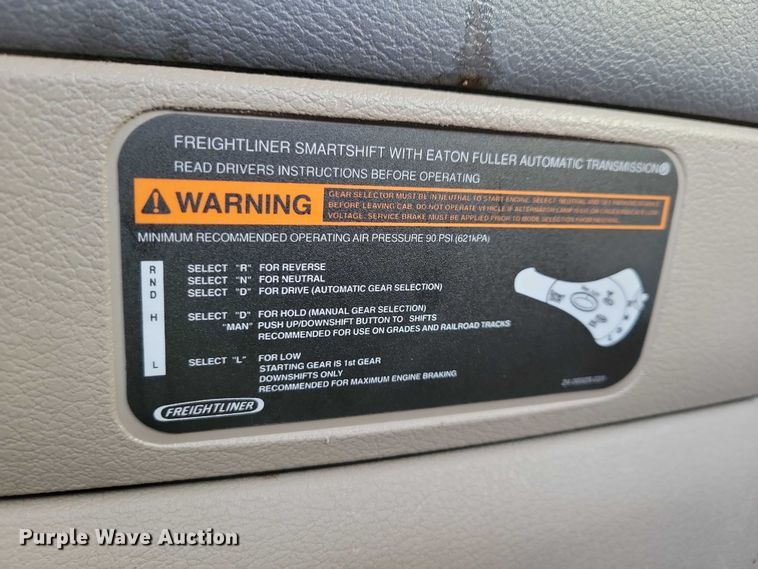 image for item NO9928 2015 Freightliner Cascadia semi truck