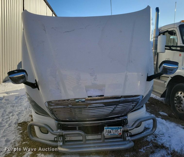 image for item NO9928 2015 Freightliner Cascadia semi truck