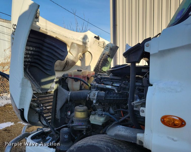 image for item NO9928 2015 Freightliner Cascadia semi truck