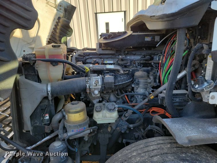 image for item NO9928 2015 Freightliner Cascadia semi truck