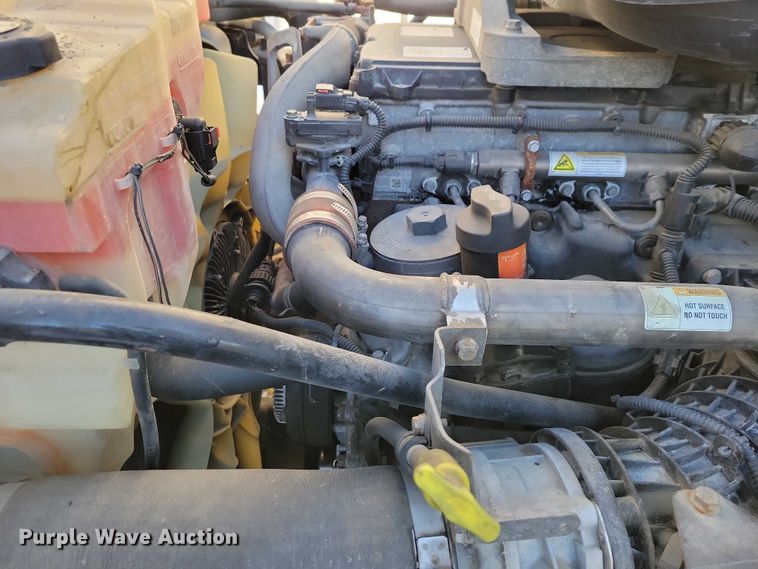 image for item NO9928 2015 Freightliner Cascadia semi truck