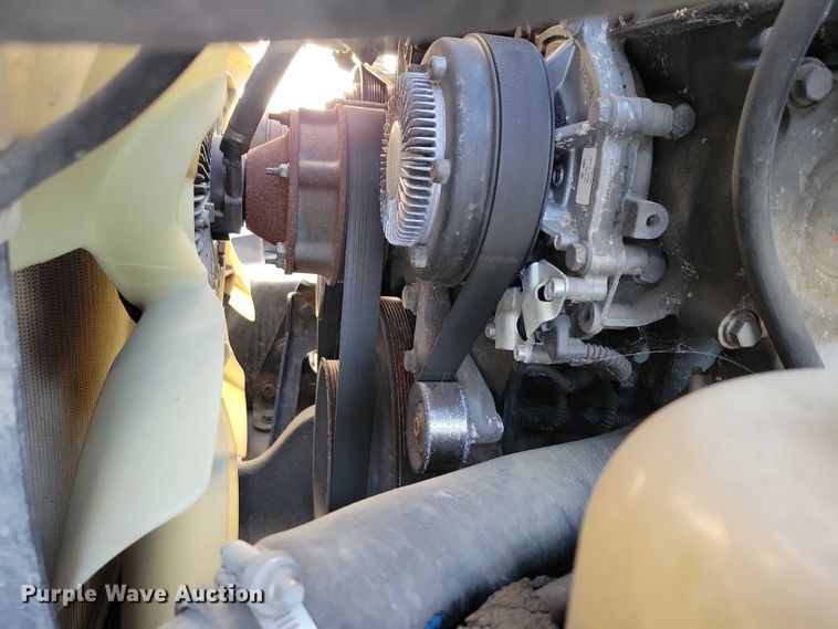 image for item NO9928 2015 Freightliner Cascadia semi truck