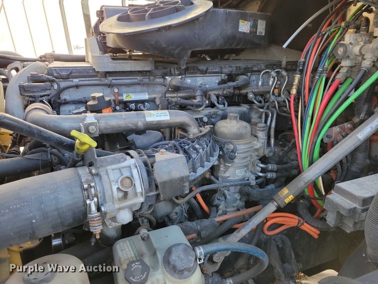 image for item NO9928 2015 Freightliner Cascadia semi truck