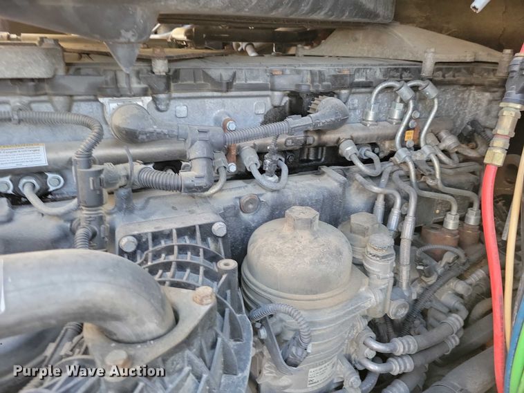 image for item NO9928 2015 Freightliner Cascadia semi truck