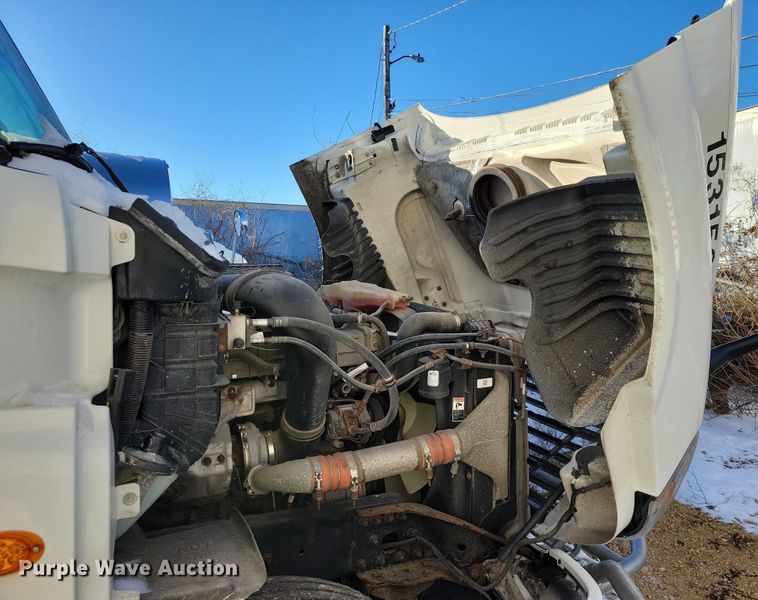 image for item NO9928 2015 Freightliner Cascadia semi truck