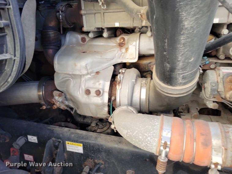 image for item NO9928 2015 Freightliner Cascadia semi truck