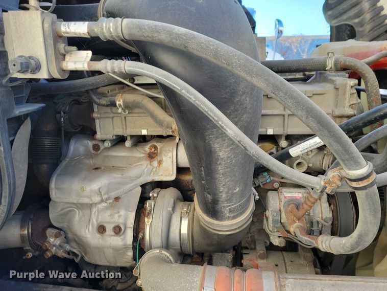 image for item NO9928 2015 Freightliner Cascadia semi truck