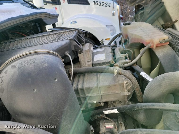 image for item NO9928 2015 Freightliner Cascadia semi truck