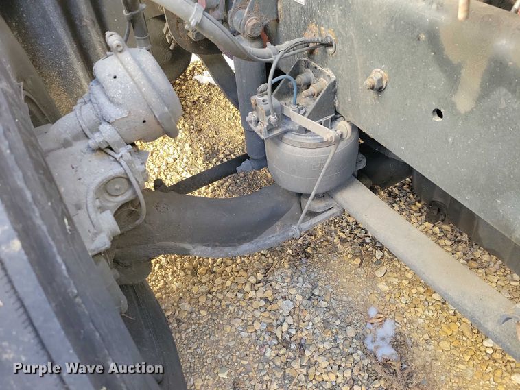 image for item NO9928 2015 Freightliner Cascadia semi truck