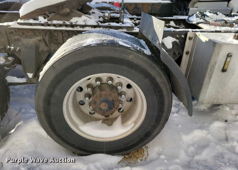 image for item NO9928 2015 Freightliner Cascadia semi truck