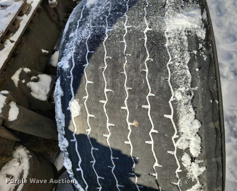 image for item NO9928 2015 Freightliner Cascadia semi truck