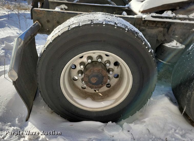 image for item NO9928 2015 Freightliner Cascadia semi truck