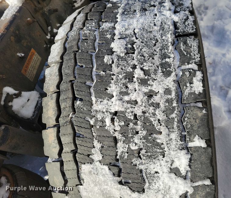 image for item NO9928 2015 Freightliner Cascadia semi truck